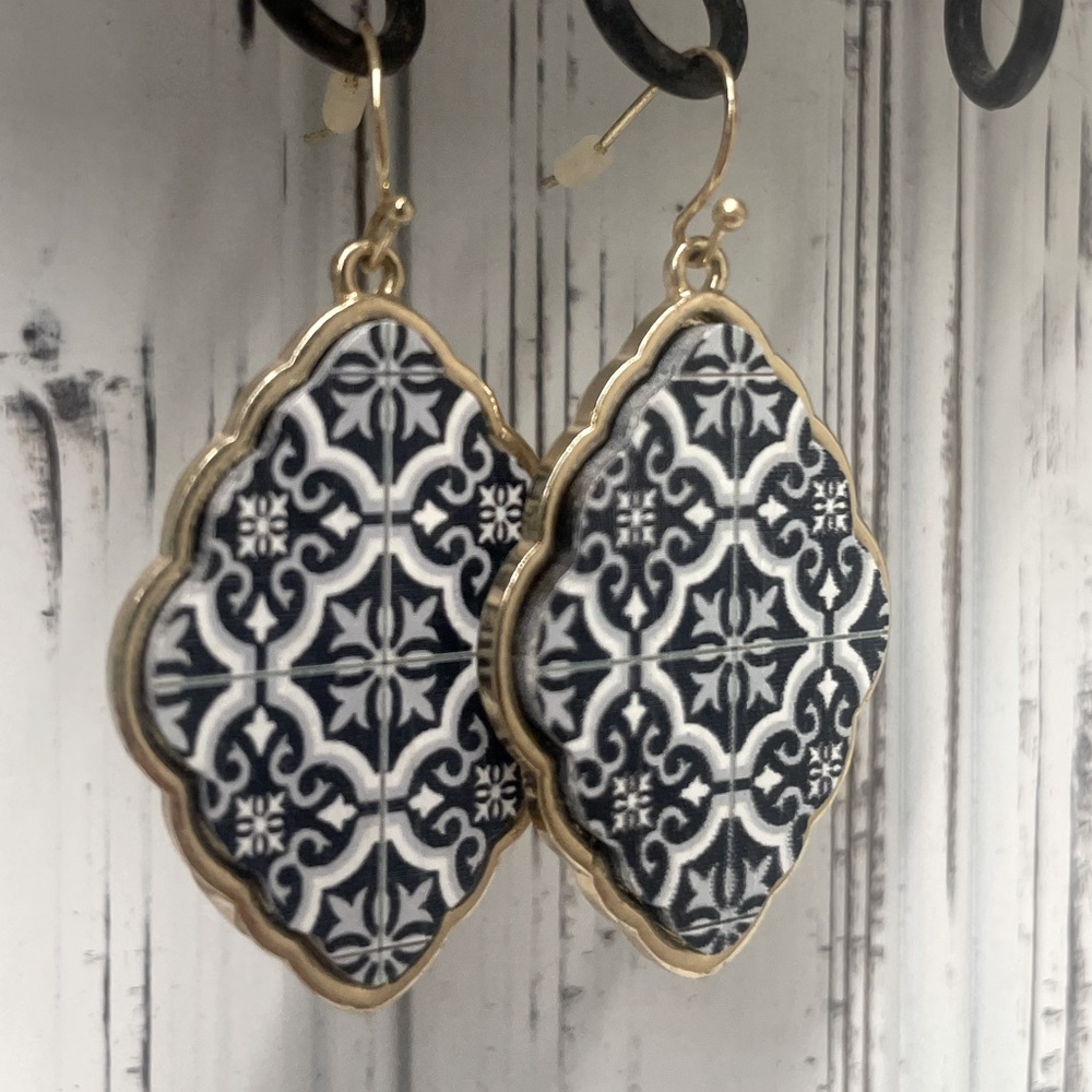 Riah Fashion Wood Moroccan Fish Hook Baroque Earrings